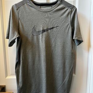 Nike athletic Dry-Fit boys shirt XL